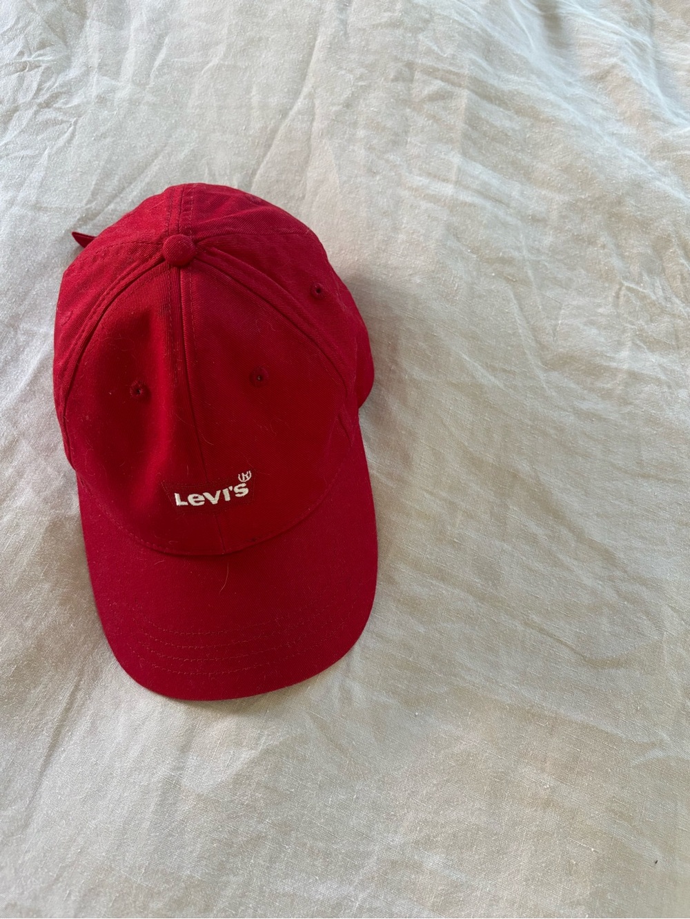Red Levi’s batwing branded all cotton ball cap